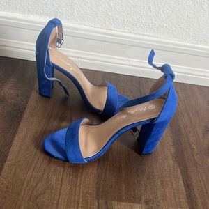 Size: 6 1/2 color: royal blue